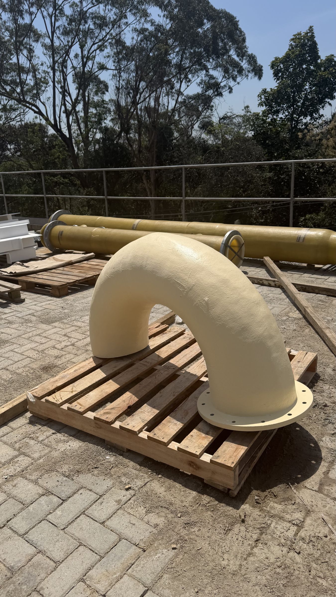 Curva em PRFV com flange sobre palete