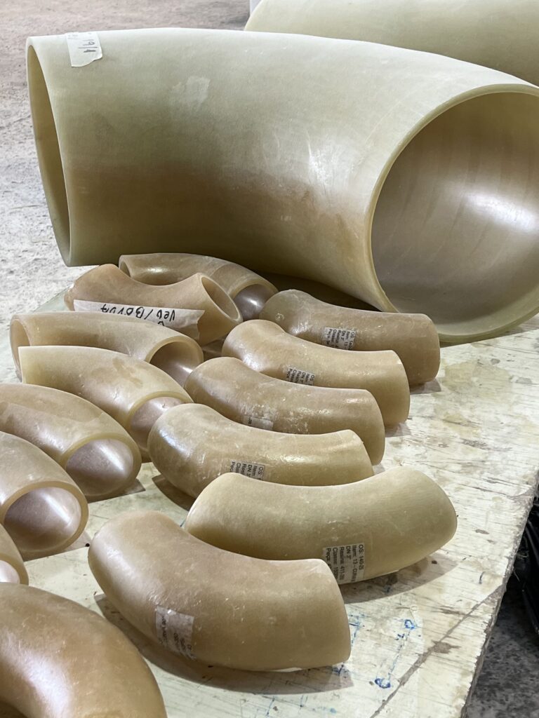 Curvas em PRFV de diferentes diâmetros na fábrica