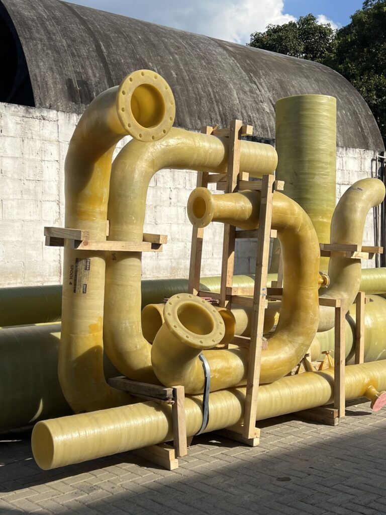 Spool em PRFV pré-montado com curvas e flanges
