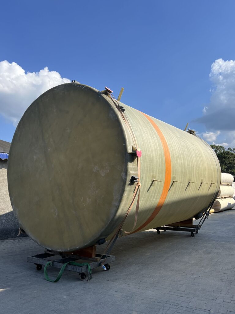 Tanque horizontal em PRFV sobre berços