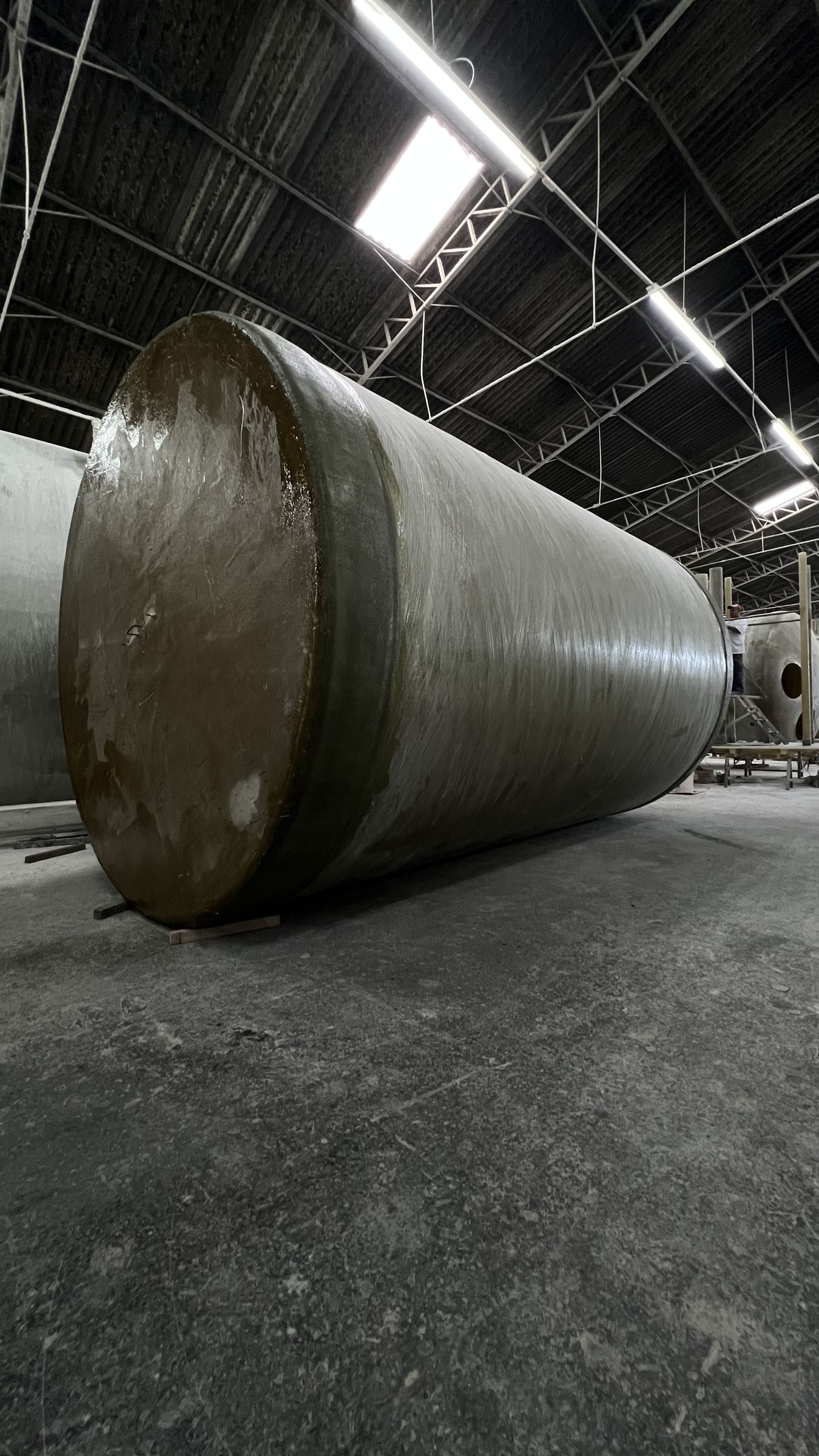 Tanque horizontal em PRFV dentro do galpão da Eqsan