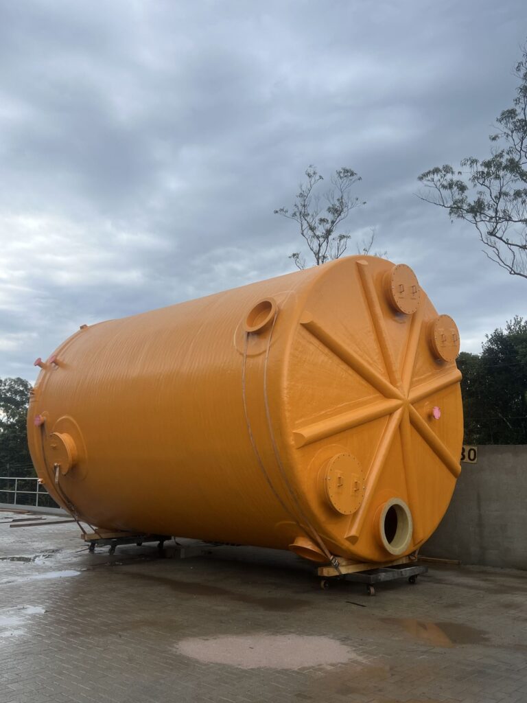 Tanque em PRFV laranja com tampo reforçado