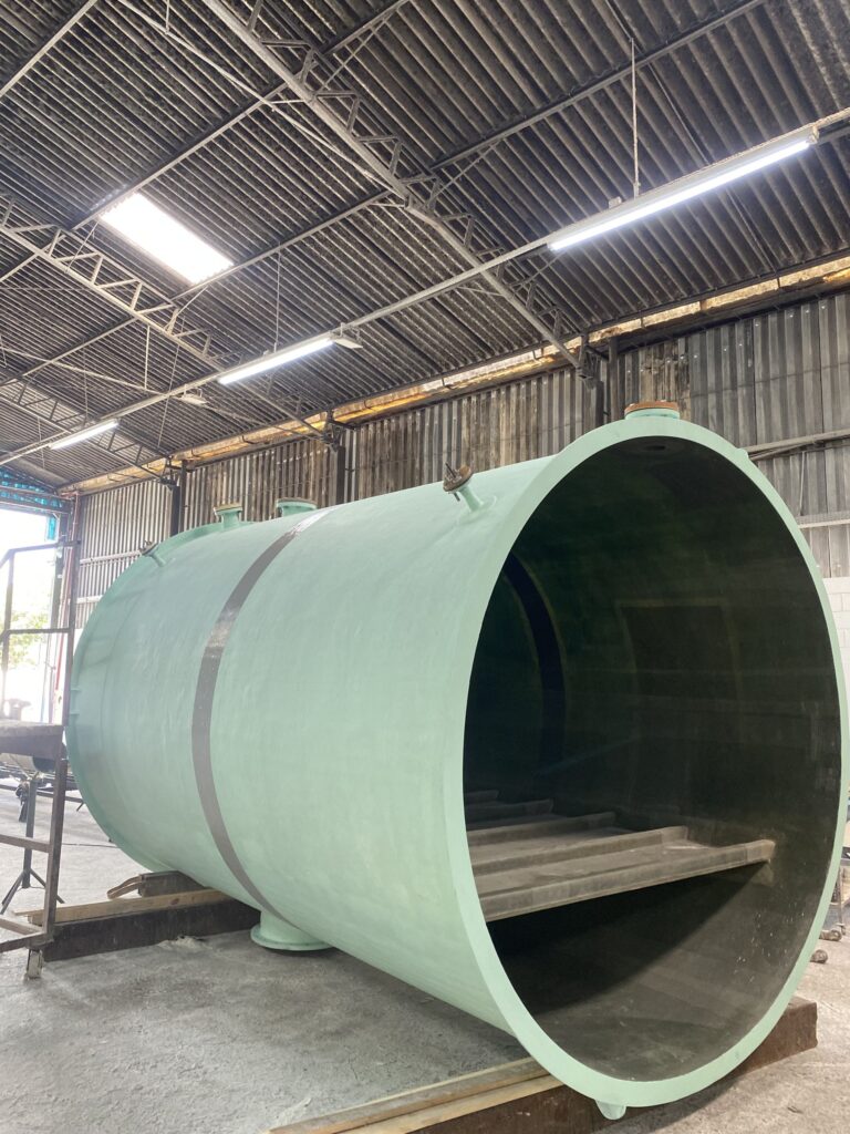 Tanque em PRFV verde visto pela abertura, na fábrica