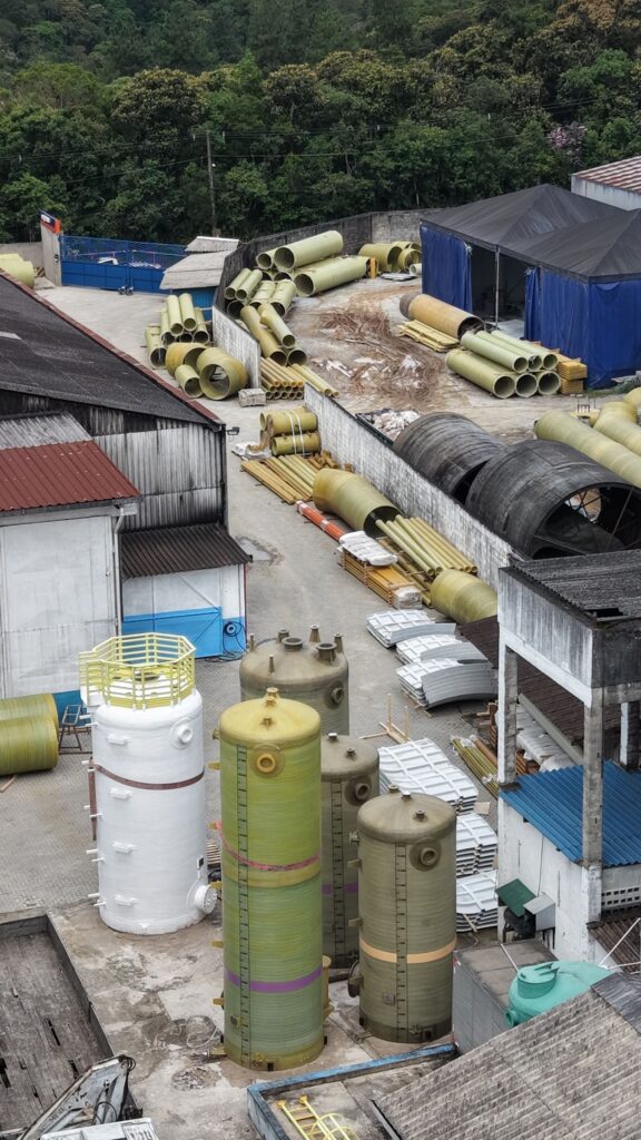 Vista aérea de tanques e tubos em PRFV no pátio da Eqsan