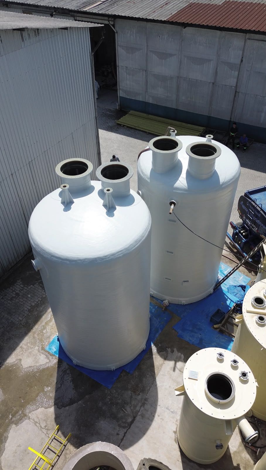 Tanques em PRFV brancos com bocais