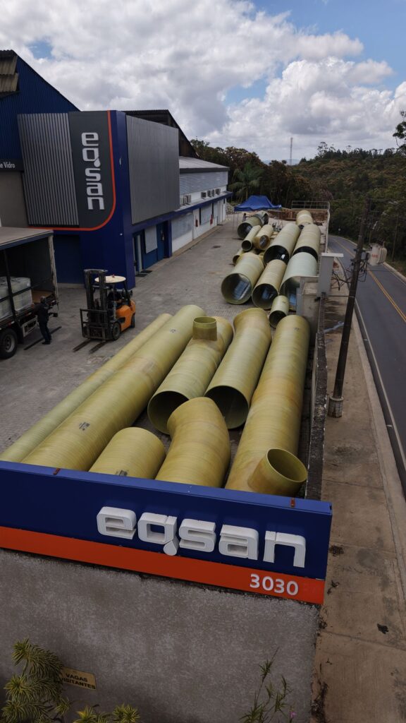 Vista aérea de tubos em PRFV em frente à fábrica da Eqsan